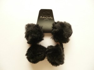 10/163C-1,70 Pompony czarne na gumce