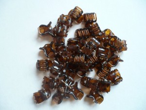 3/433-0,10 Krabiki mini brązowe plastikowe 1